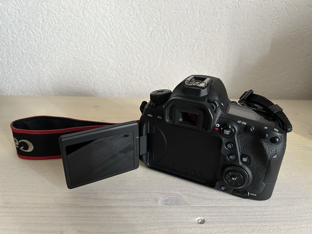 Canon Appareil photo: Canon EOS 6D Mark II - Boîtier nu + flash Speedlite 430EX – D'occasion à Courtételle par djbuffalo 2