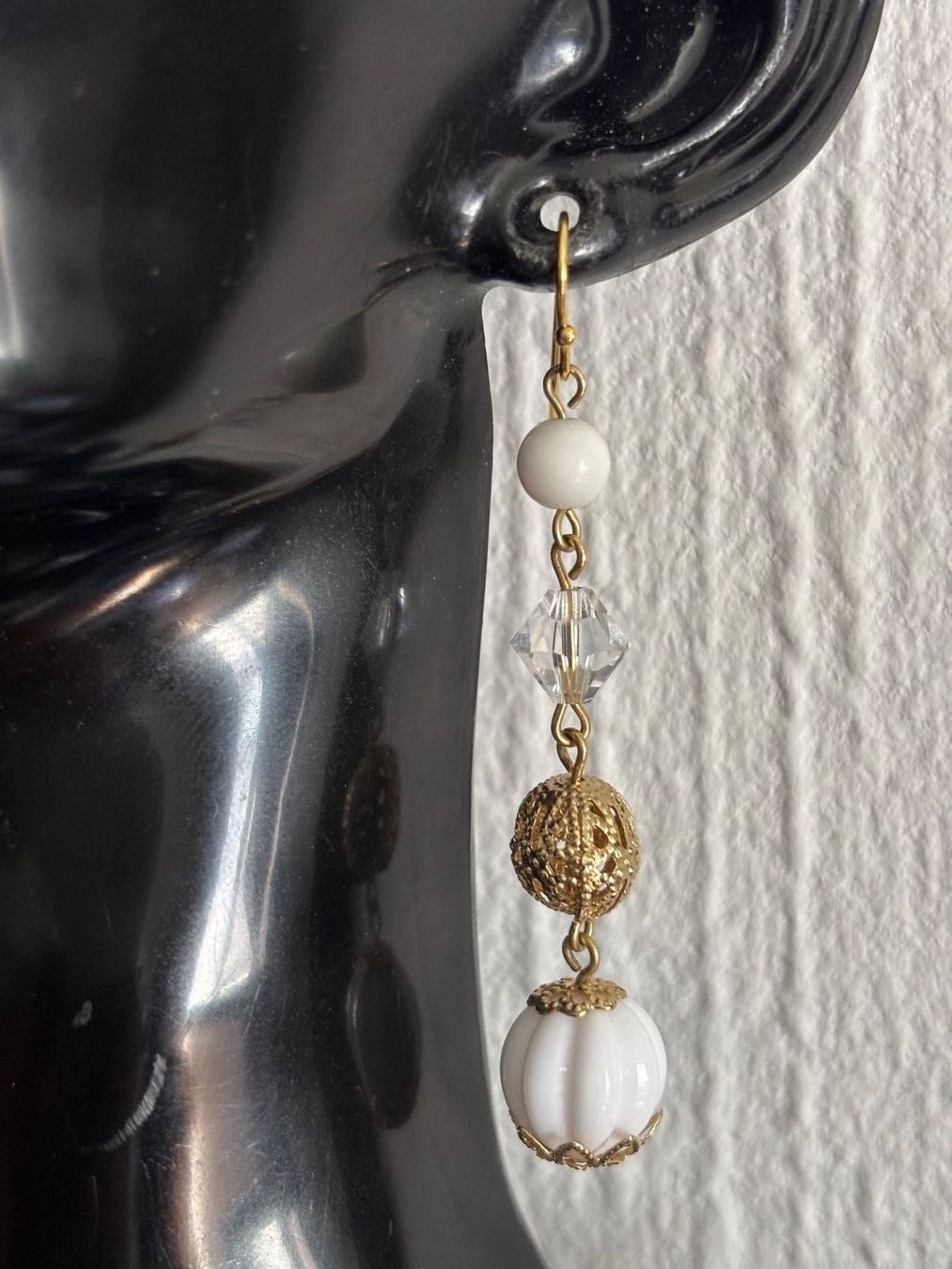 Boucles d'oreille: Boucles d'oreilles pendantes perles blanches et dorées – D'occasion à Peseux par CharmeCommerce 3