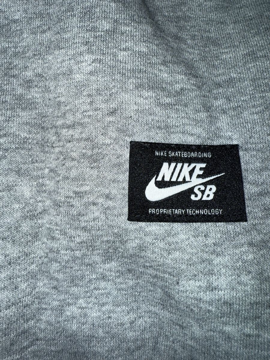 Nike Maglioni & Felpe: Nike SB Kapuzenpullover grau Grösse L – Nuovo (secondo la descrizione) da Villaz-St-Pierre venduto da AuctionWonFor3 4