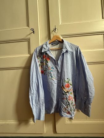 Chemise Zara rayée avec des broderies florales, taille XXL.