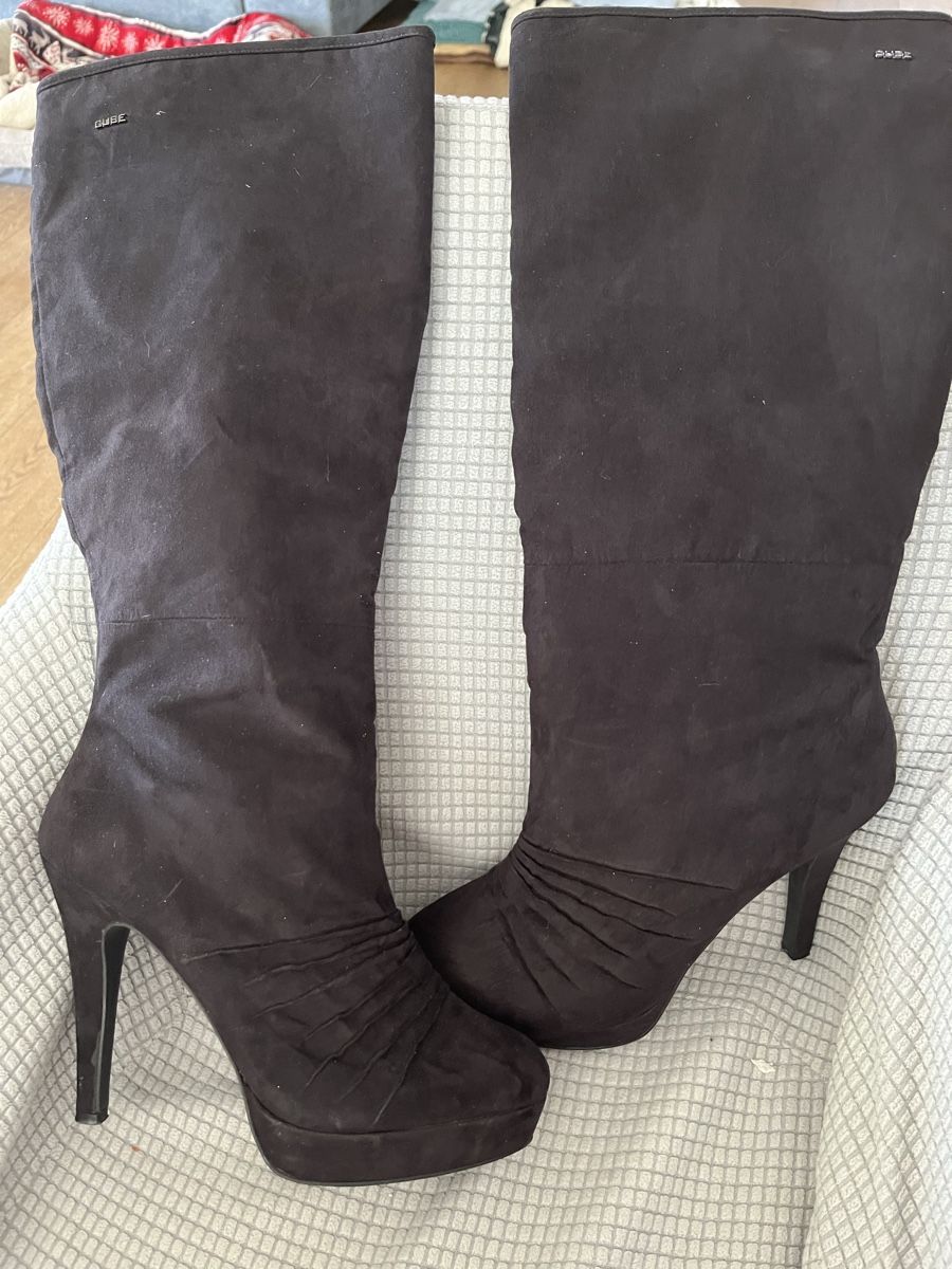 Scarpe da donna: Schwarze Stiefel mit Absatz & Plateau, Gr. 41 – Nuovo (secondo la descrizione) da Gurbrü venduto da Simiramis