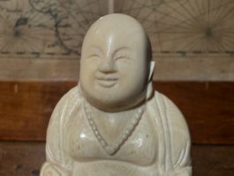 Antiker Buddha Figur geschnitzt auf Holzsockel aus Bein
