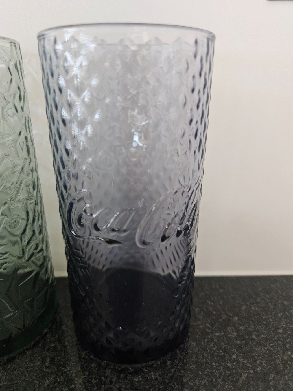 Coca-Cola Bicchieri: Lot de 3 verres Coca-Cola texturé, vert et violet – Nuovo (secondo la descrizione) da Morges venduto da Mlle_Croft_91 1
