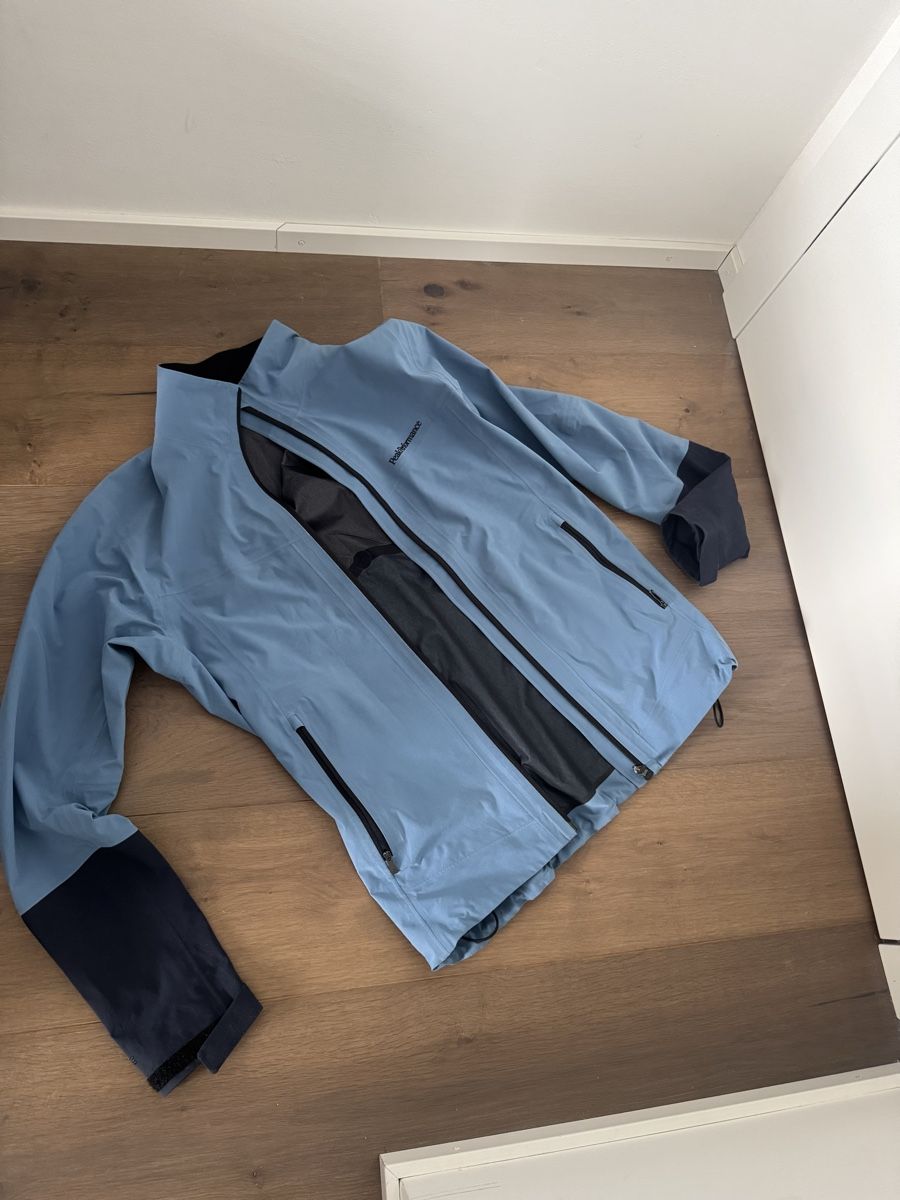 Jacken: Peak Performance Regenjacke – Gebraucht aus Schaan von stensonmolinari