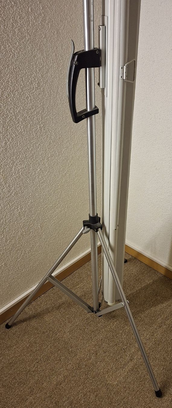 Schermi: Projektionsleinwand Stativleinwand manuell rollbar – Usato da Pfäffikon ZH venduto da enderby01 4