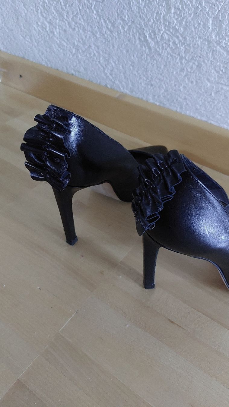 Damenschuhe: Schwarze Leder Pumps mit Rüschen Gr. 38 – Gebraucht aus Thun von Alexanna 4