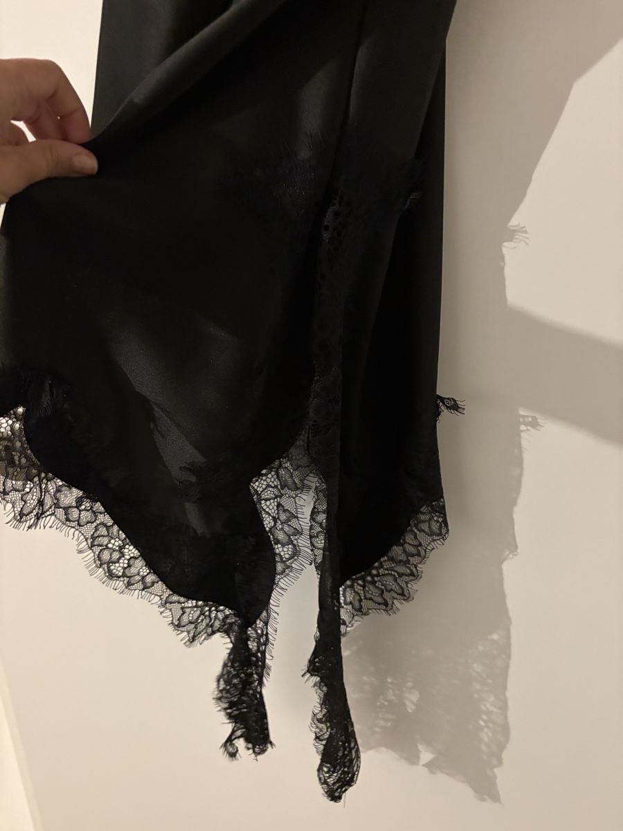 Top: Black Lace Trim Cami Top – Usato da Nyon venduto da My_wardrobe 3