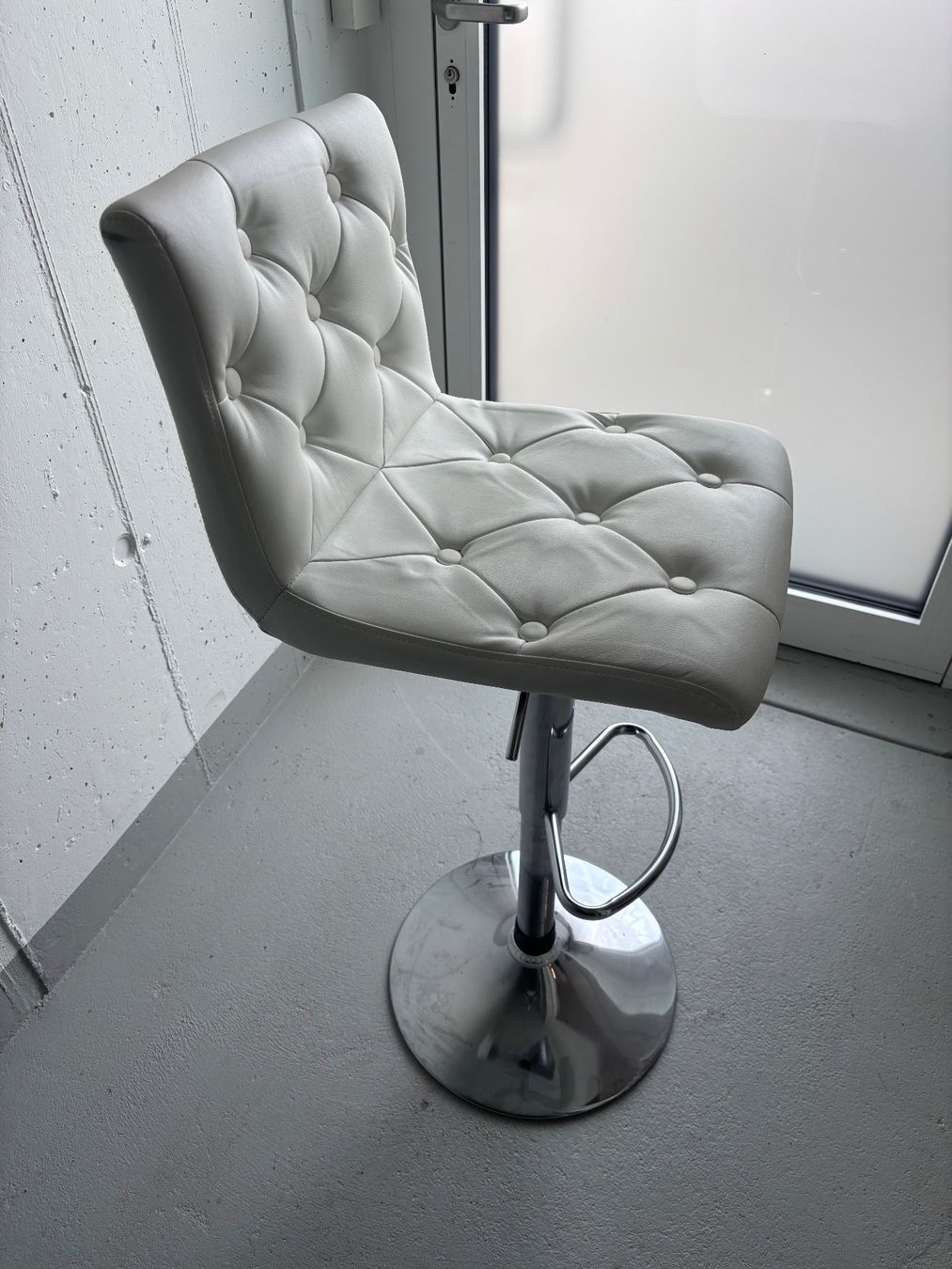 Hocker: Weisser Barhocker mit Knopfdesign, Top Zustand, ein Hingu... – Gebraucht aus Stetten AG von d.r82 1
