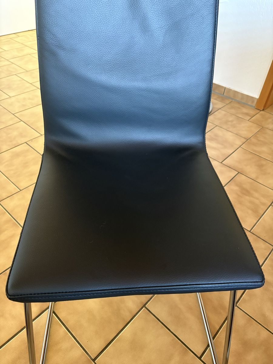Stühle: 2x Kunstlederstuhl schwarz – Gebraucht aus Uetendorf von Ampelmaennchen
