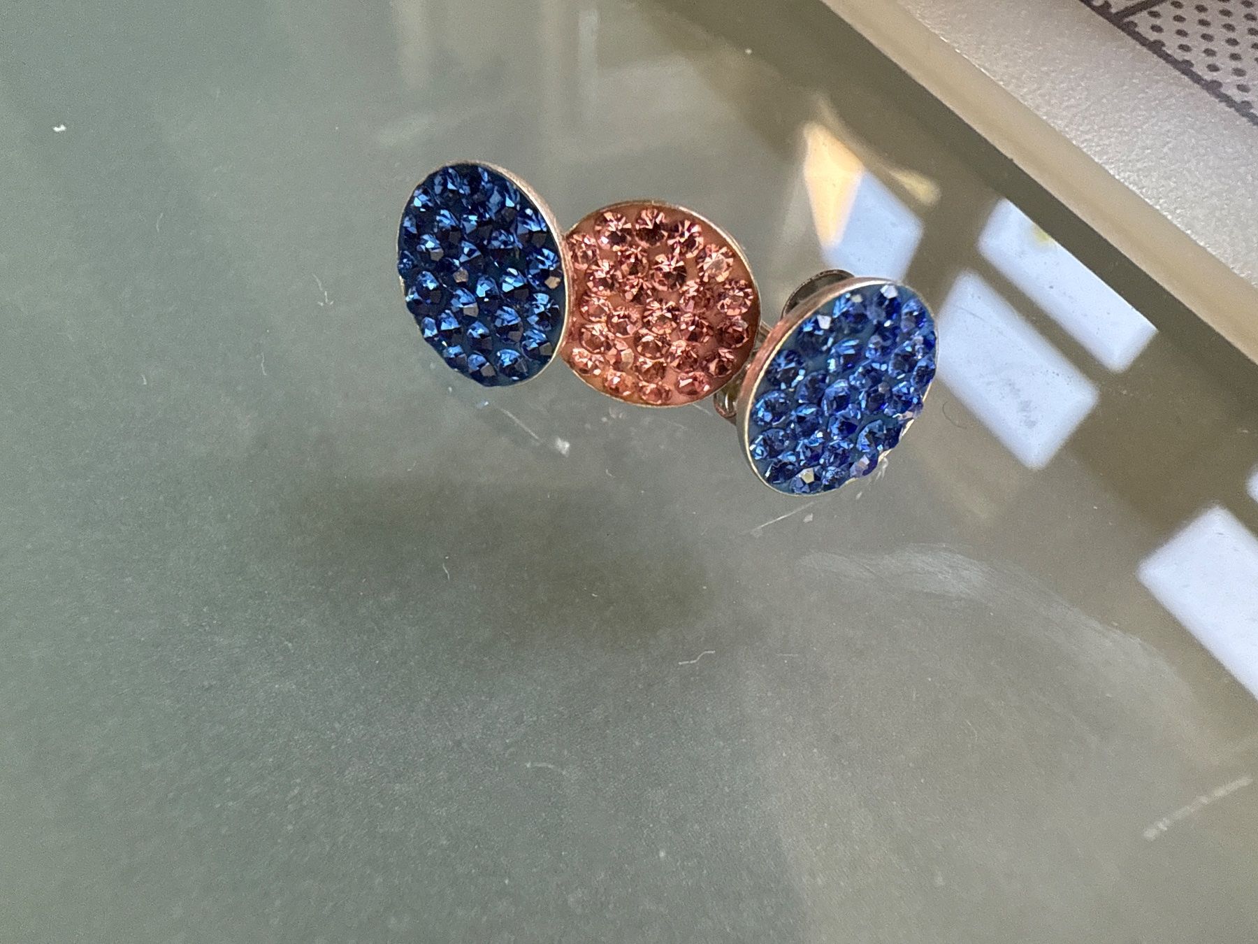 Ohrringe & -stecker: Funkelnde Ohrstecker: Blau und Rosa – Gebraucht aus Weiningen ZH von -Adenin-