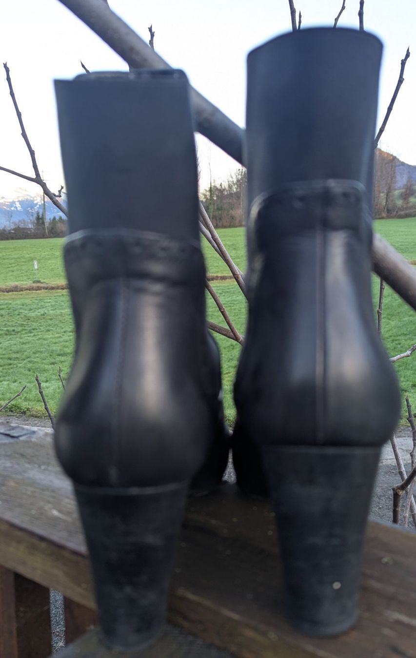 Lloyd Scarpe da donna: Lloyd Chelsea Boots mit Budapester Muster Gr 39 Schwarz – Usato da Altendorf venduto da Eistoelter 3