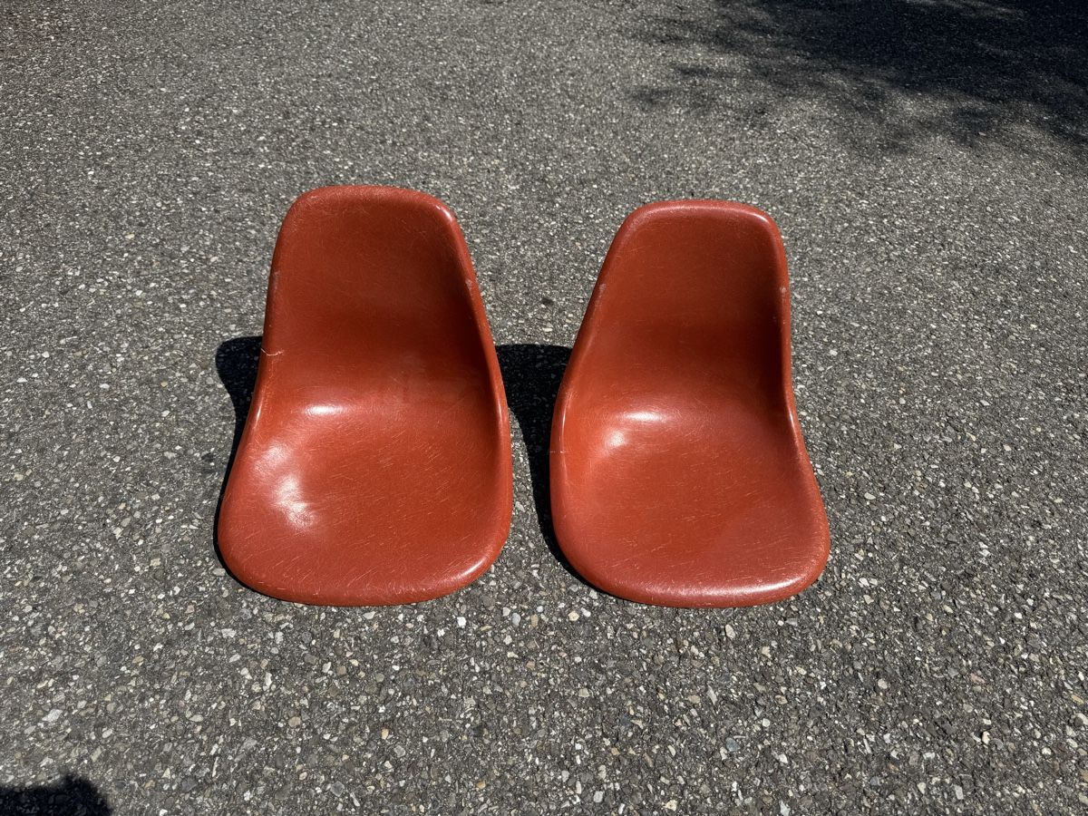 Sedie: 2 Eames Schalen Terracota ab 1.- Defekt – Usato da Grenchen venduto da Design-Outlet