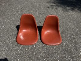 2 Eames Schalen Terracota ab 1.- Defekt