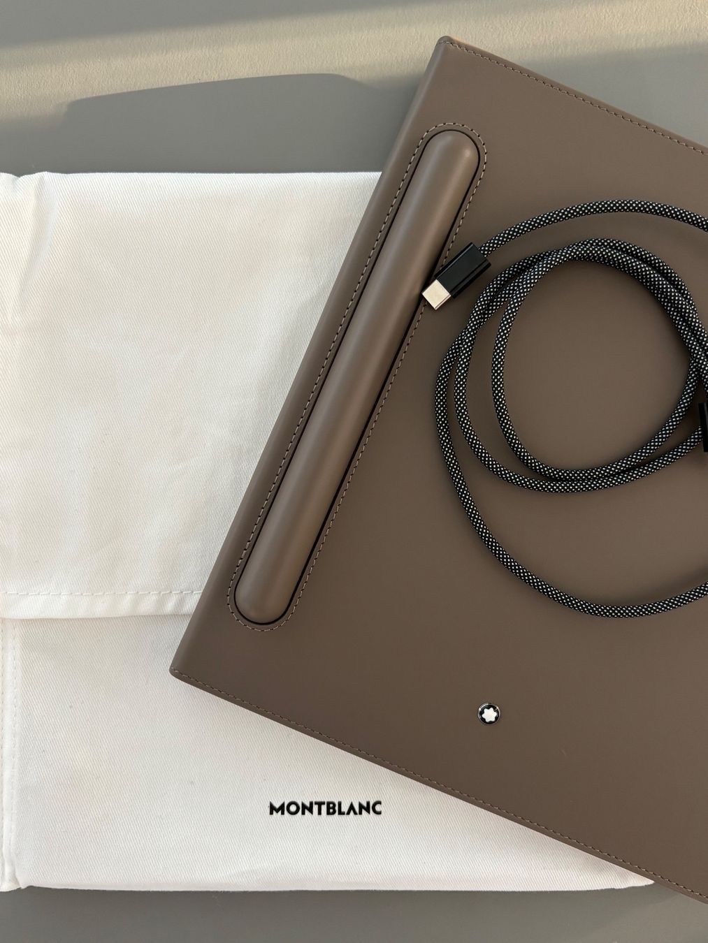 Tablettes PC: Montblanc Digital Paper Gold mit Paper Folio Mastic – Neuf (Voir description) à Zürich par lyn_qx9m
