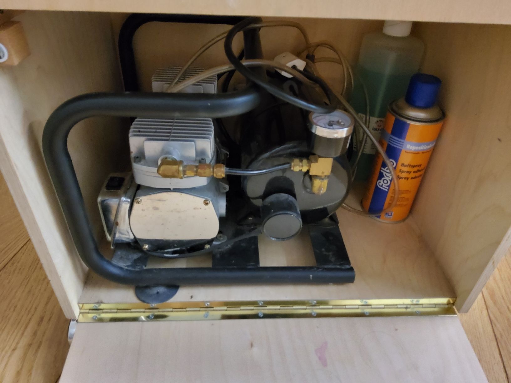 Compressori: Diverses Airbrush Material inkl. Möbel und Kompressor – Usato da Hinwil venduto da Nabe1 4