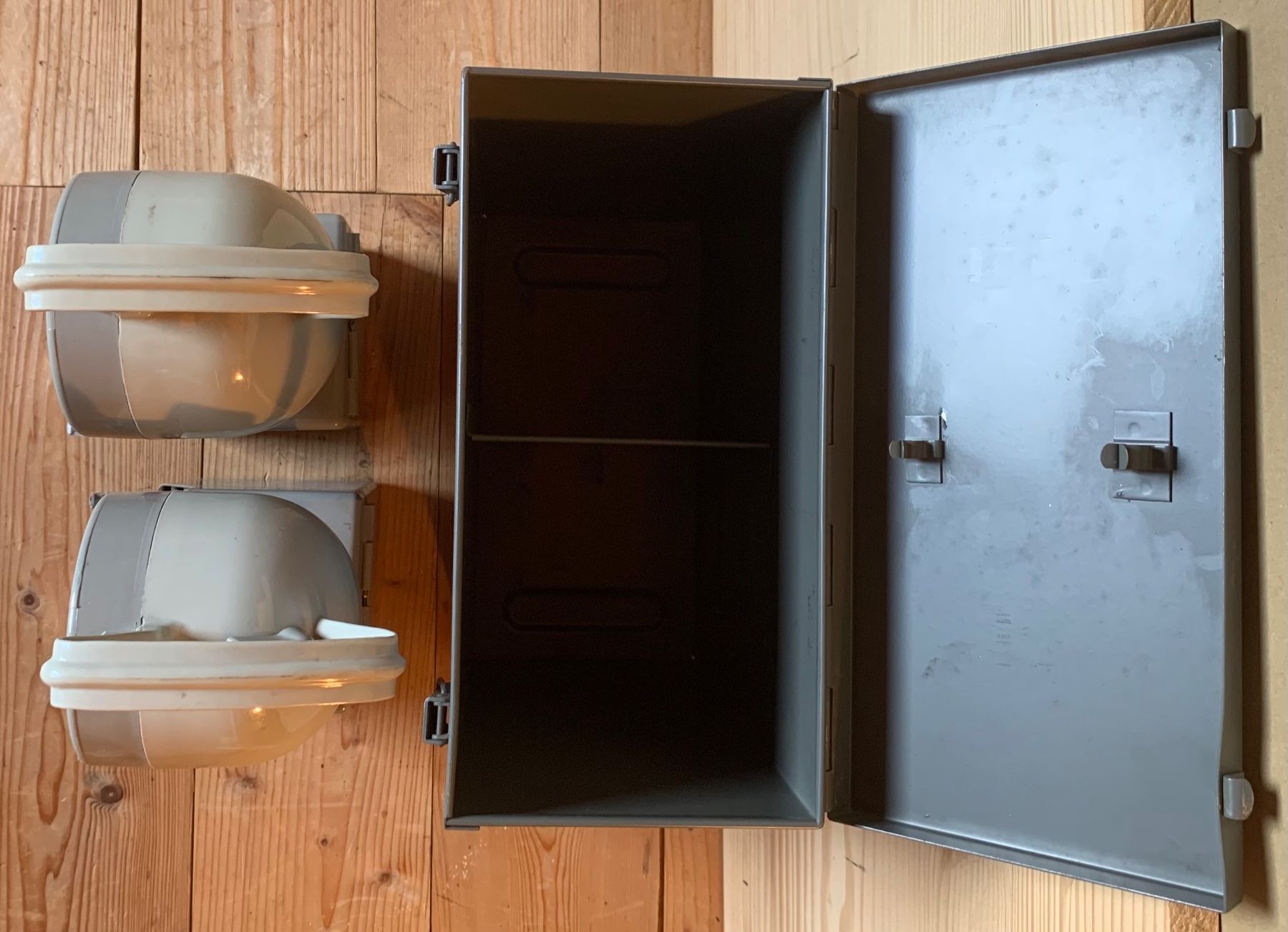 Armée suisse Lampes: 2 Handlampen der CH Armee in Blechkiste – D'occasion à Goldingen par Bergler012 4