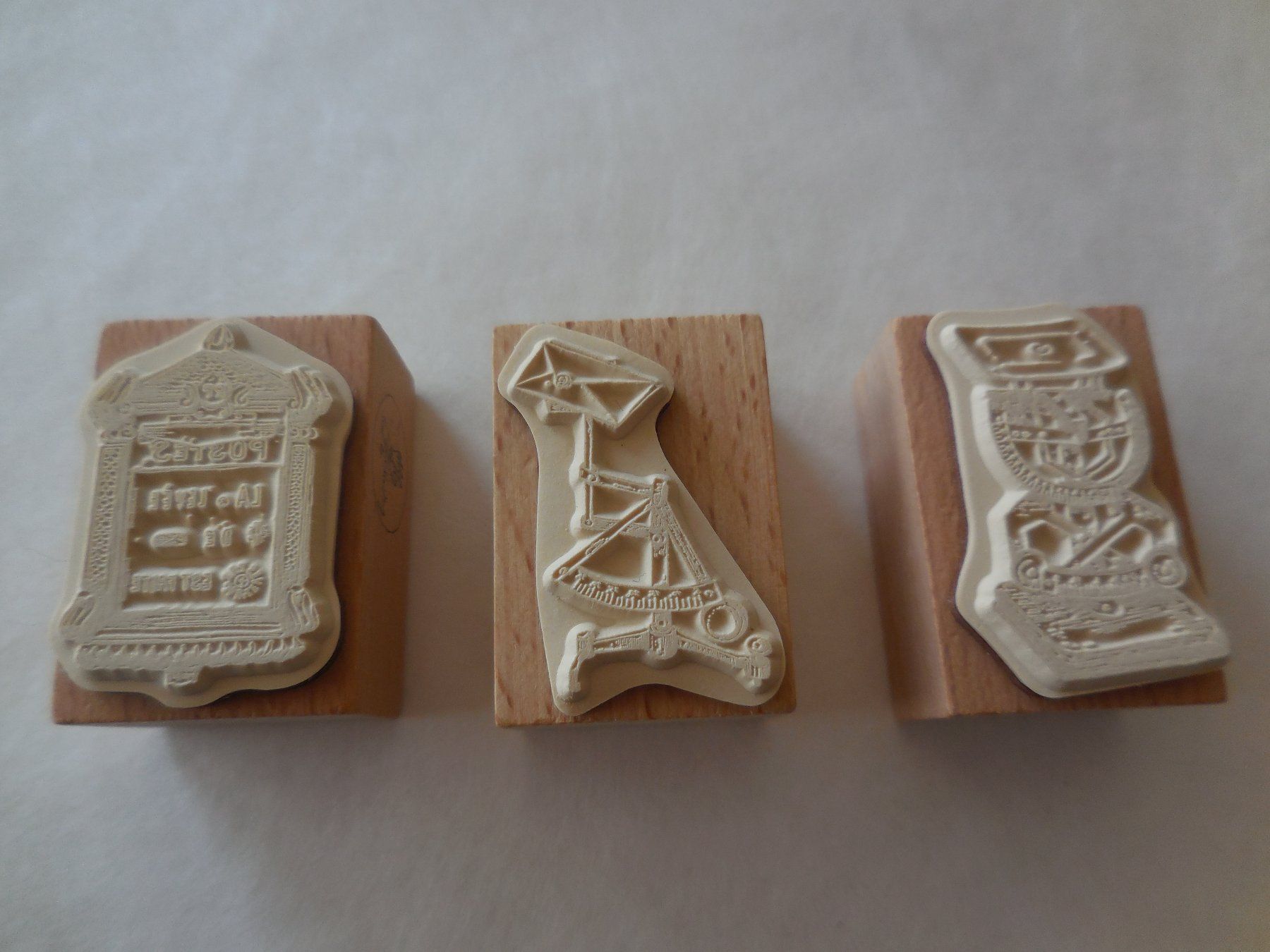 Timbri: 3er Set  LCN Design Studio Stempel "Postage" – Nuovo e nell'imballaggio originale da Zürich venduto da brifo64 1