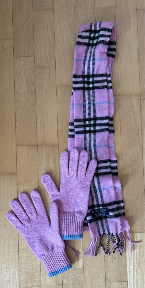 Burberry Foulard & Sciarpe: Burberry Schal & Handschuhe Set, Rosa – Usato da Hombrechtikon venduto da sarmatka