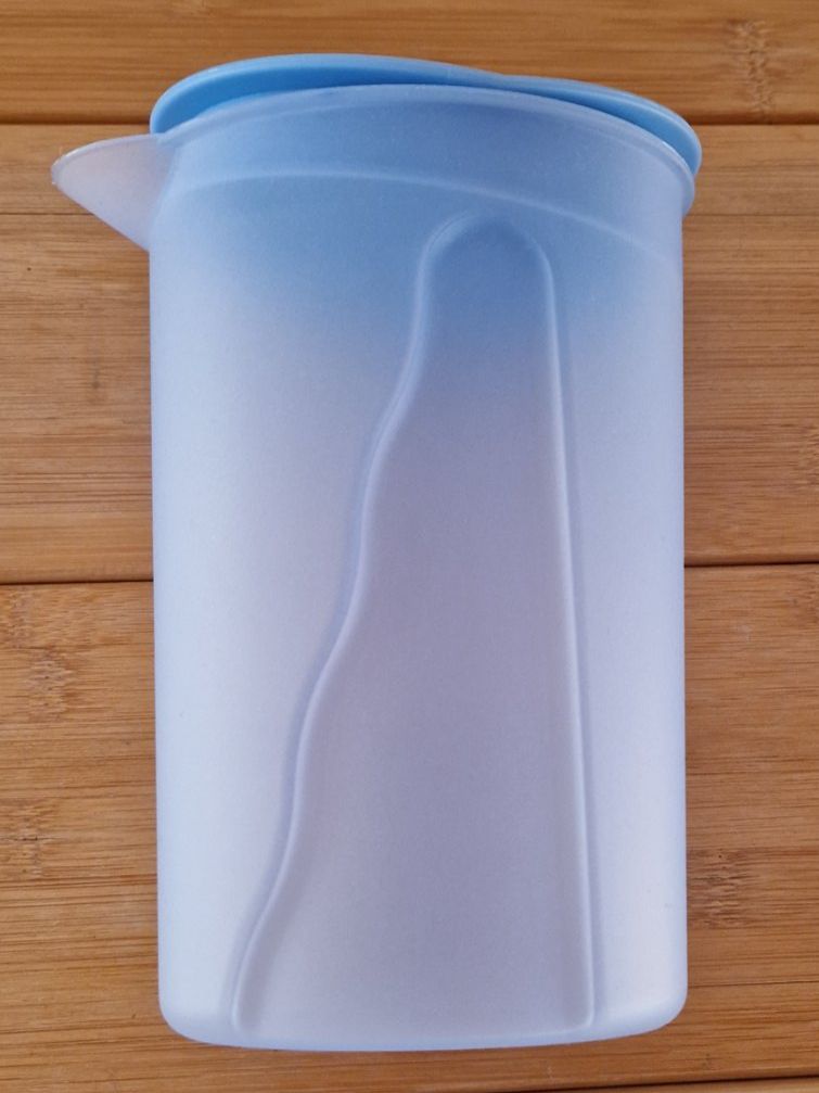 Tupperware Contenitori & Simili: Tupperware Krug, blau, für Eistee oder Saft, Sommer! – Usato da Müntschemier venduto da Buru