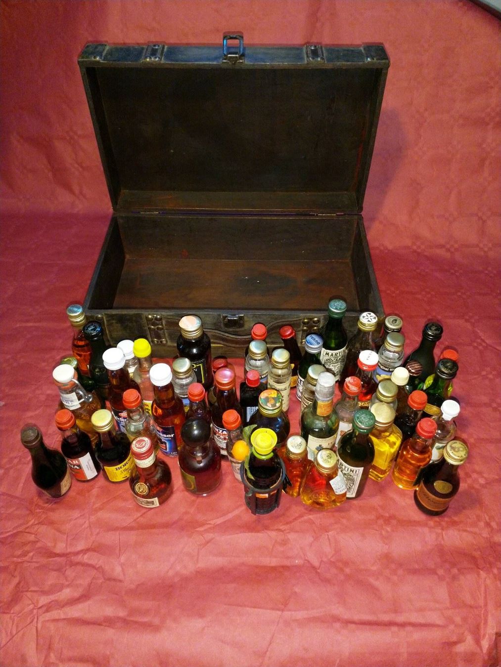 Bevande alcoliche: Collection de 48 Mini Bouteilles avec coffret bois – Nuovo e nell'imballaggio originale da Grand Lancy venduto da ampoule 3