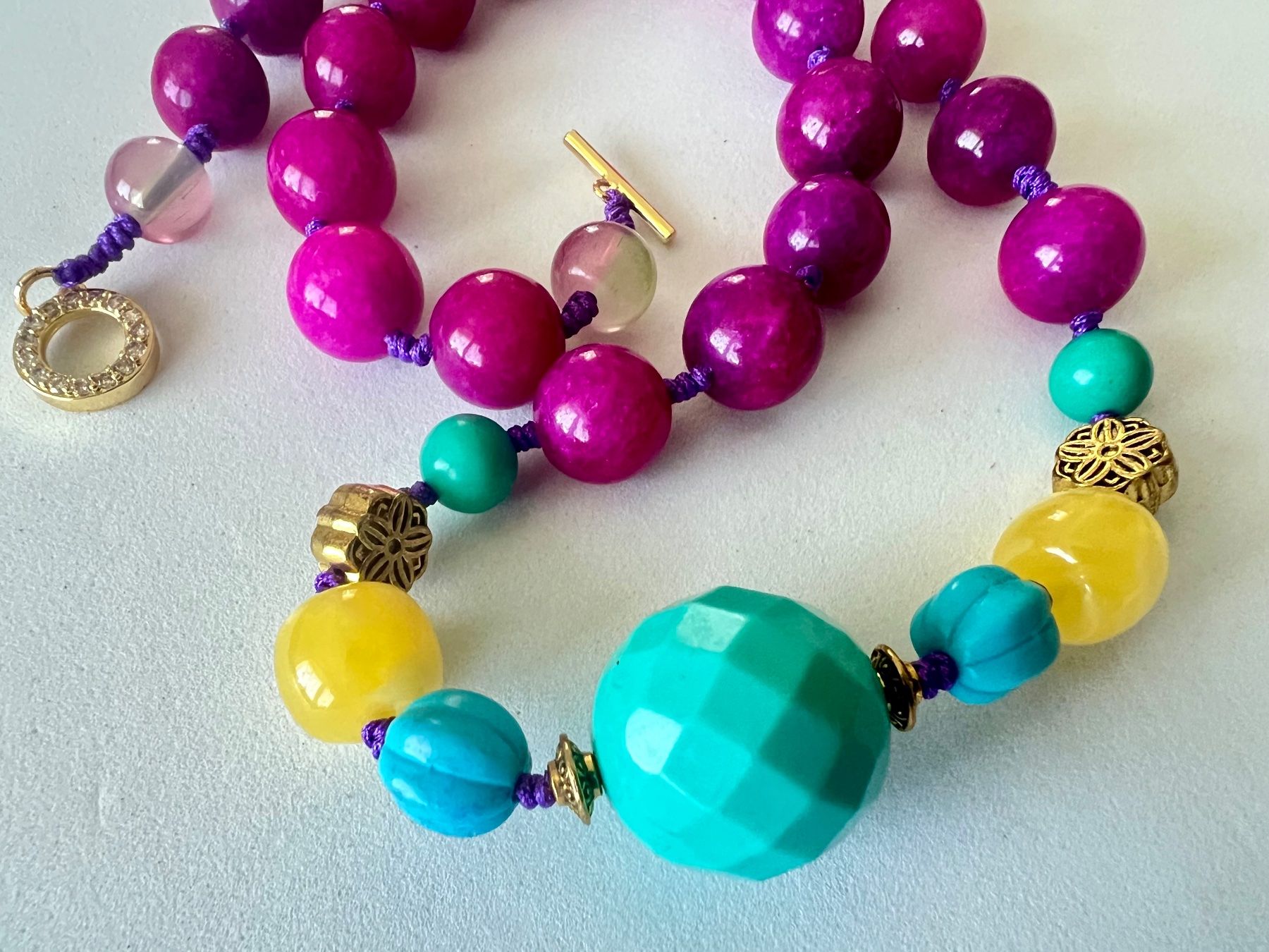 Catenine: Farbenfrohe Boho-Kette mit Pink Jade, Howlith & Fluorit 56cm – Usato da Ruswil venduto da artbyhand 4