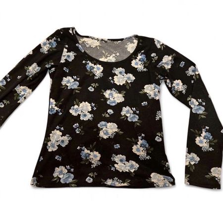 Schwarzes Langarmshirt mit zarten blauen Blumenprint Gr. S