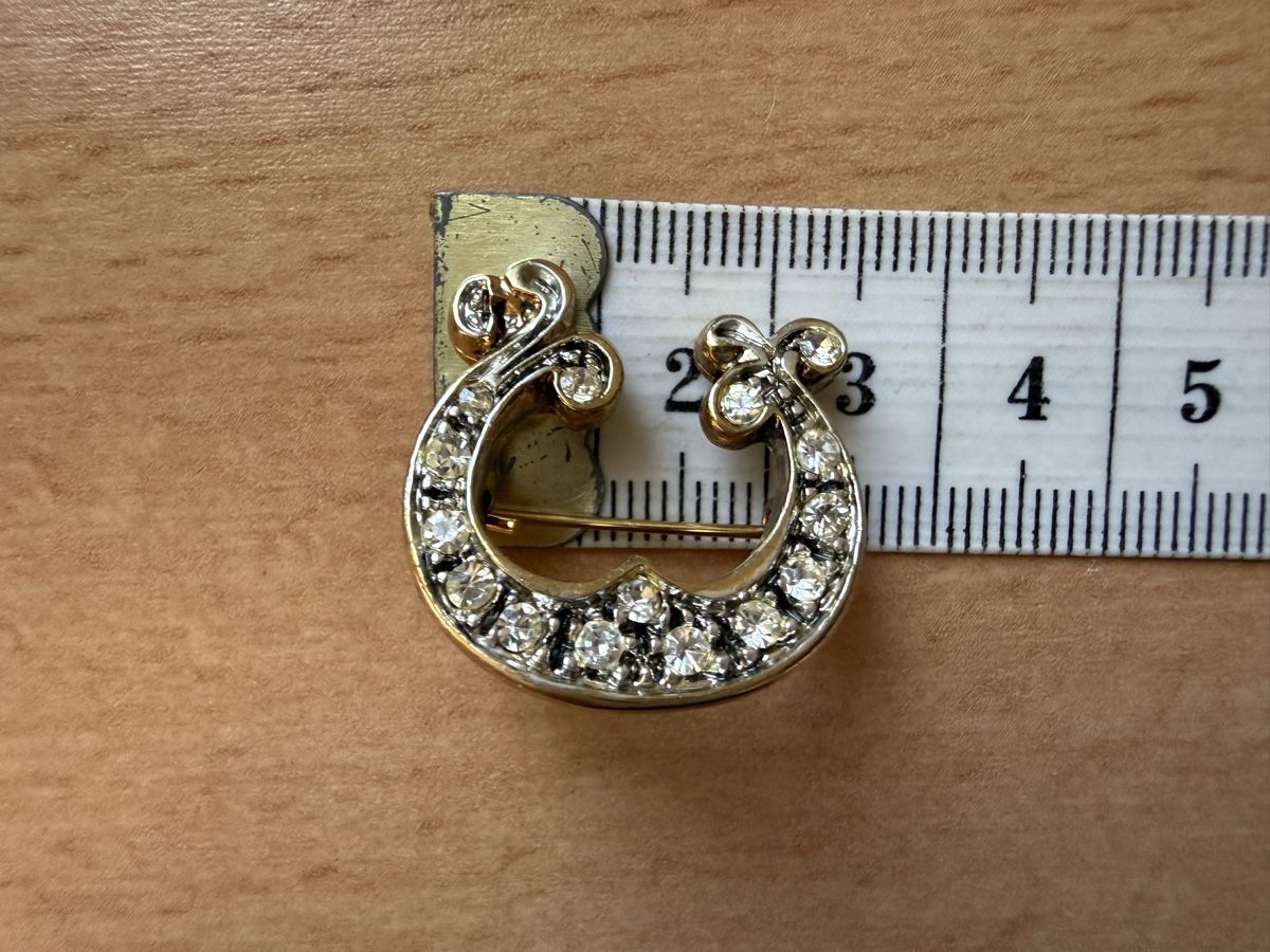 Broches & Aiguilles: Vintage-Brosche mit Initiale C goldfarben mit Strass. – Neuf (Voir description) à Lamone par LaCantinaMagica 4