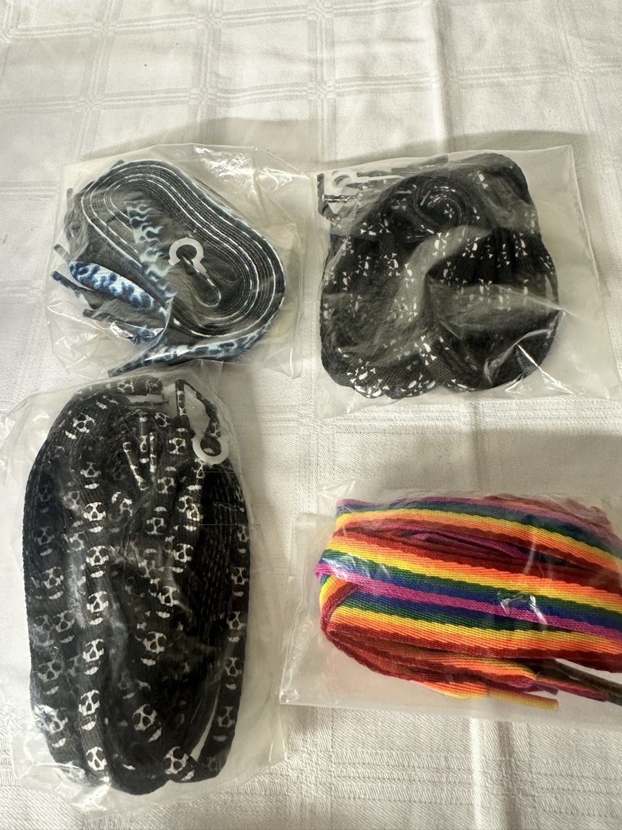 Dekobänder: Schuhbänder Alles Zusammen  – Neu und originalverpackt aus Sevelen von Stopglobal.