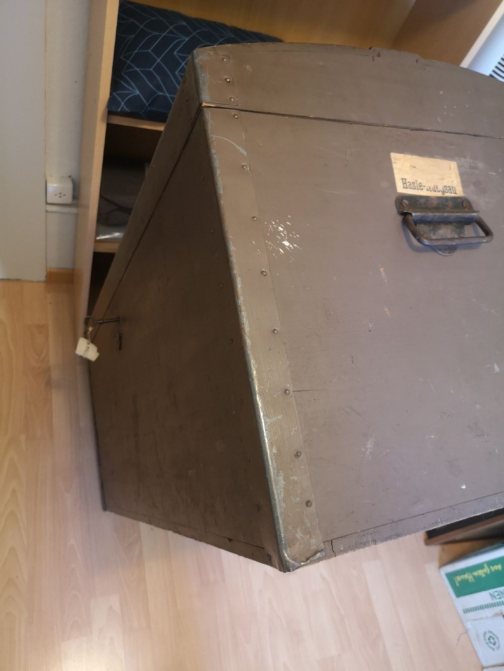 Truhen: bahut en sapin ave clef dans son jus – Gebraucht aus Neuchatel von sckkj 2