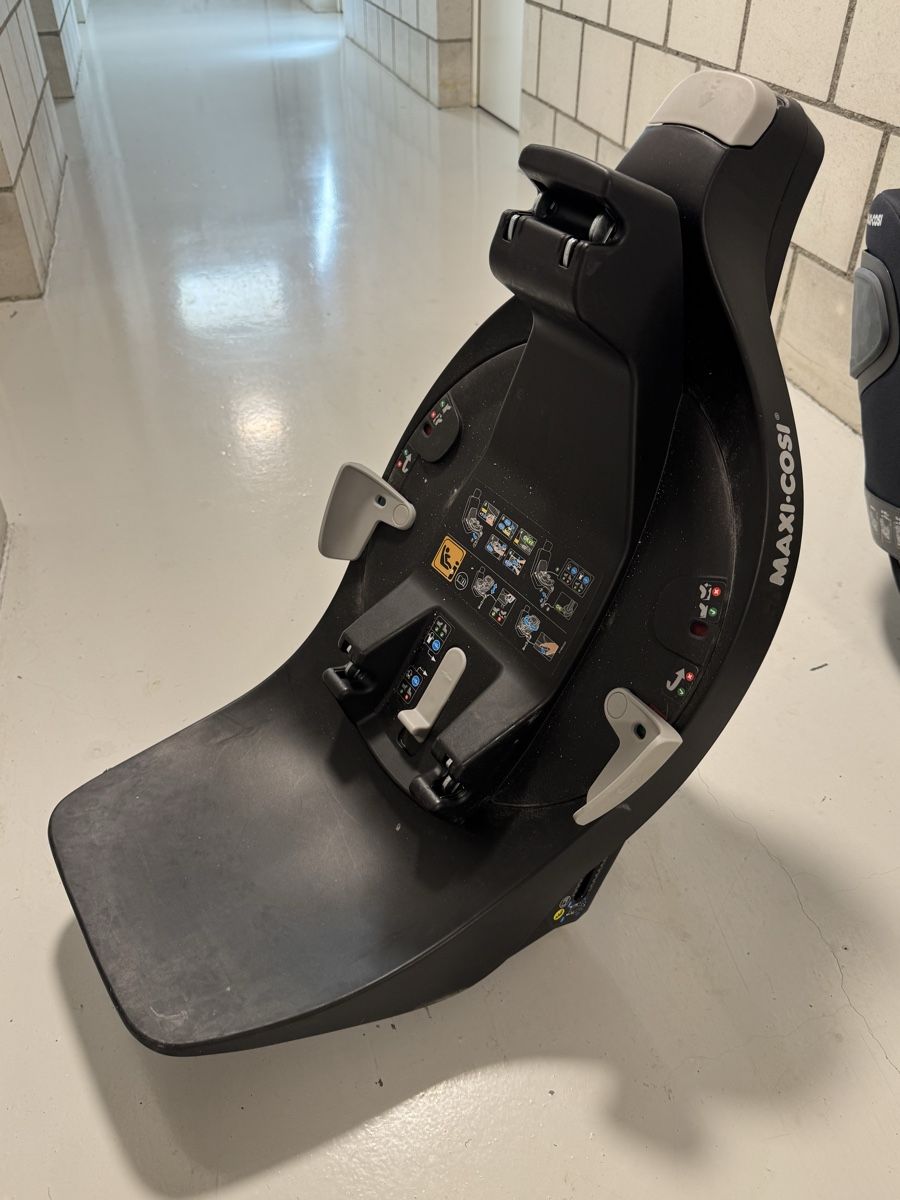 Maxi-Cosi Sièges auto: Maxi-Cosi Kindersitz mit Basis guter Zustand – D'occasion à Wattenwil par Flose 2