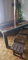 Massiver Holztisch im Boho-Stil mit gemütlicher Bank