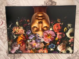 Tableau abstrait visage doré et fleurs.