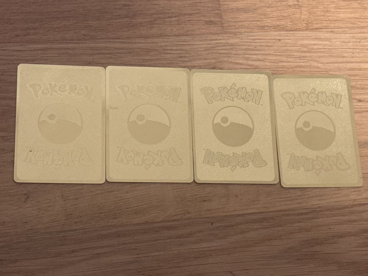 Pokémon Carte collezionabili: 4 Pokemon Karten Gold Charizard Pikachu Set – Nuovo (secondo la descrizione) da Volketswil venduto da kev_8cfn 1
