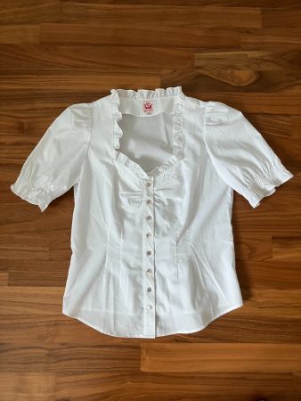 Bereit für‘s Oktoberfest? Trachtenbluse in weiss