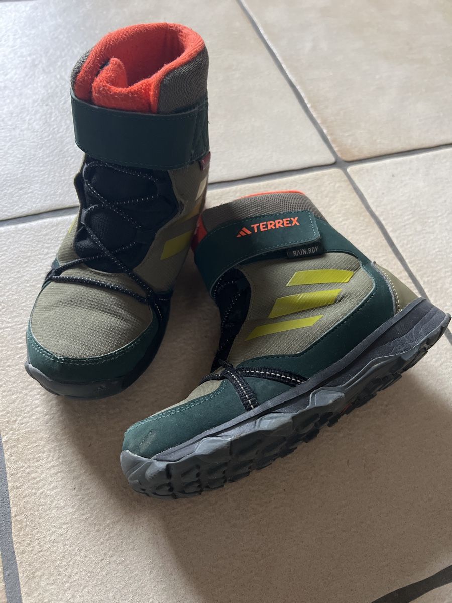 Chaussures garçon: Hiking and Winter Shoes. – D'occasion à Bachenbülach par Dana_Ondrasik 2