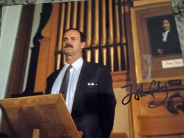 JOHN CLEESE / TOP AUTOGRAMM