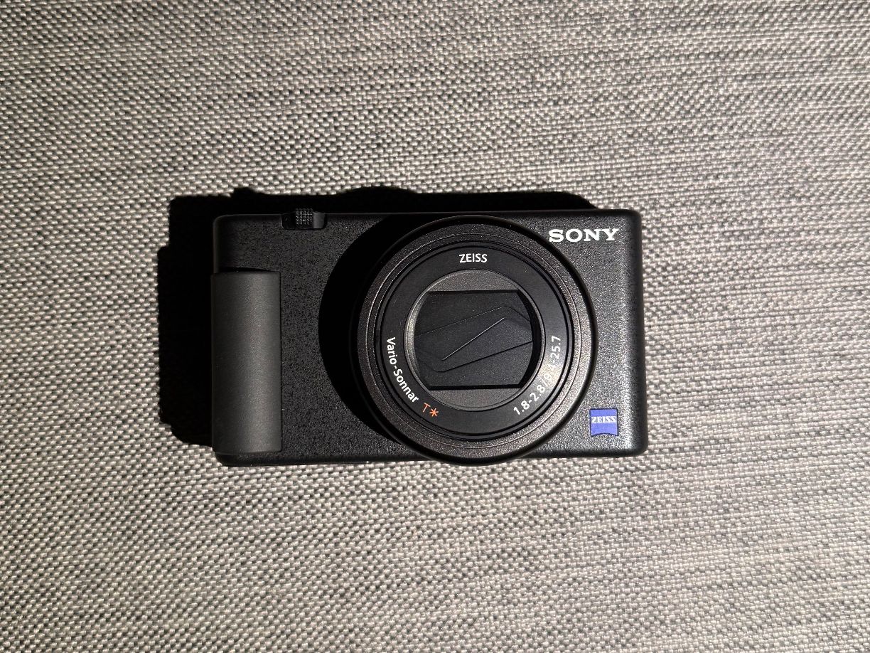 Sony Kamera: Sony ZV-1 Vlogging Kit mit Griff – Gebraucht aus Domat/Ems von clixy 1