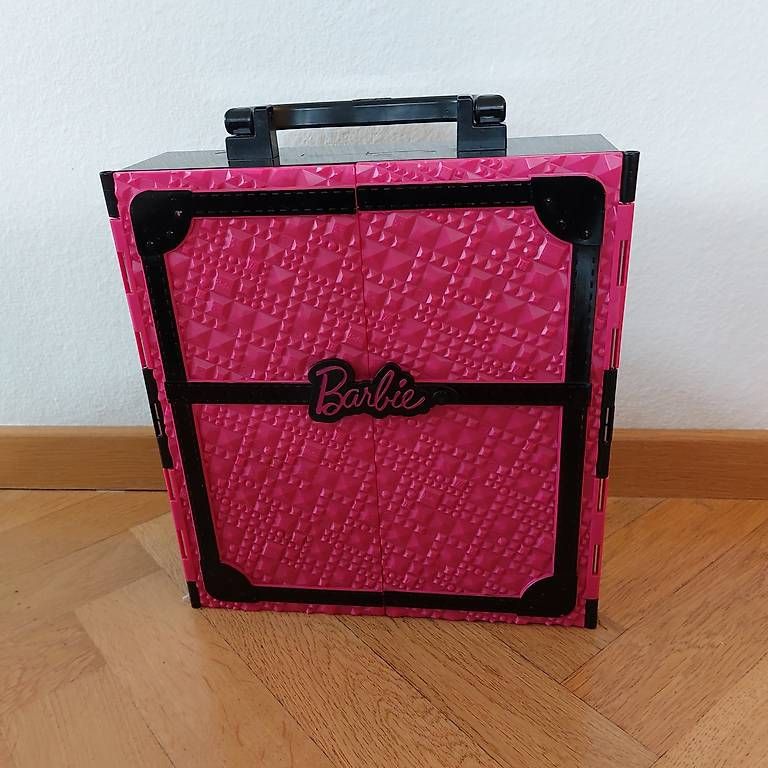 Poupées: Barbie Kleiderschrank – D'occasion à Unterägeri par purzel2010