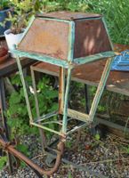 alte Laterne mit Ausleger / Strassenlampe