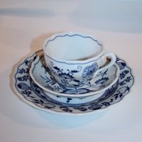 Set Tasse, Unterteller & Dessertteller - Orig.Zwiebelmuster