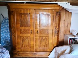 Antiker wunderschöner Kleiderschrank, Nussbaum