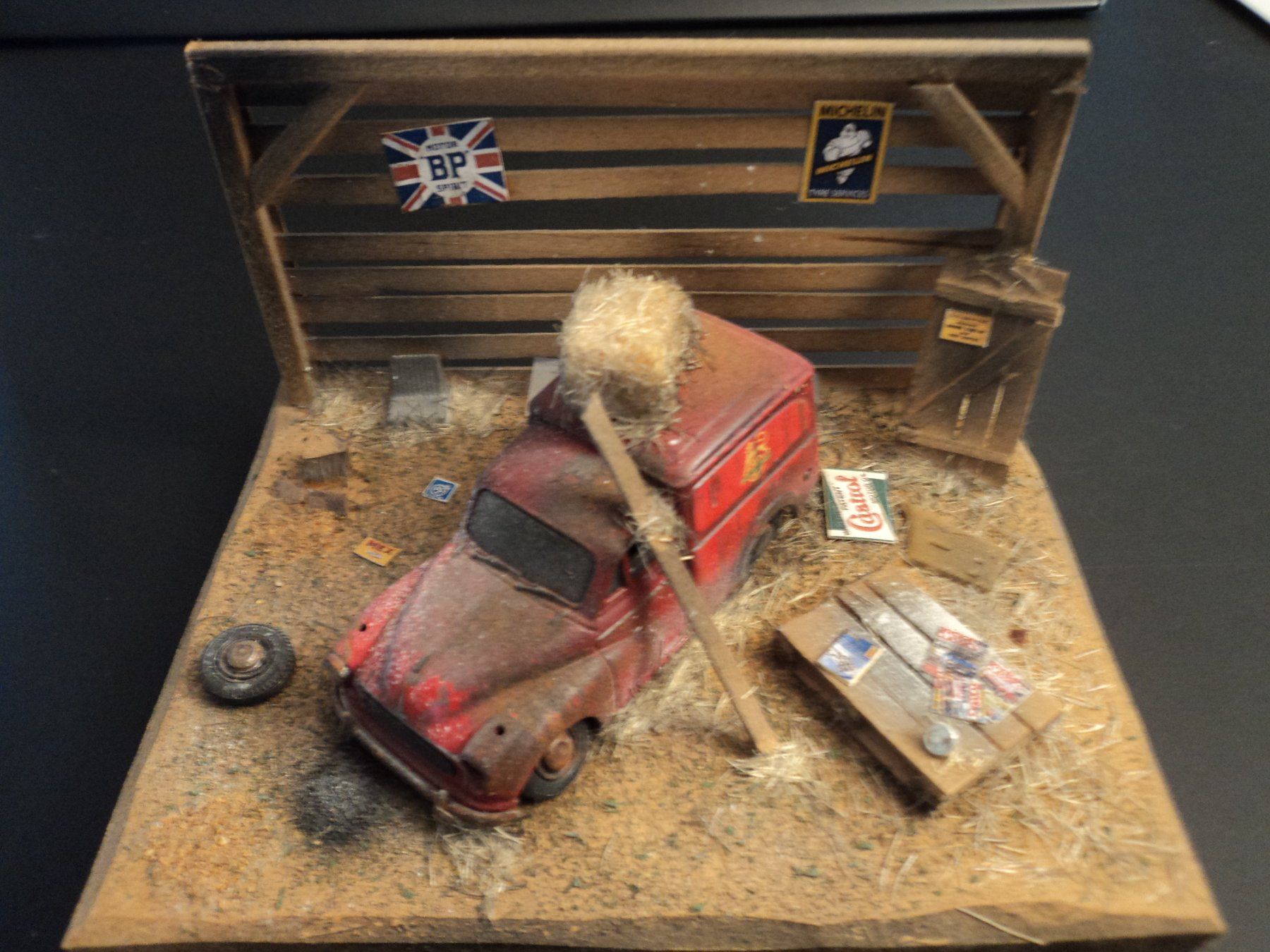 Modellini d'auto: Diorama Scheunenfund 1/43 mit Morris Minor – Nuovo (secondo la descrizione) da Schwarzenburg venduto da modelCARama 2