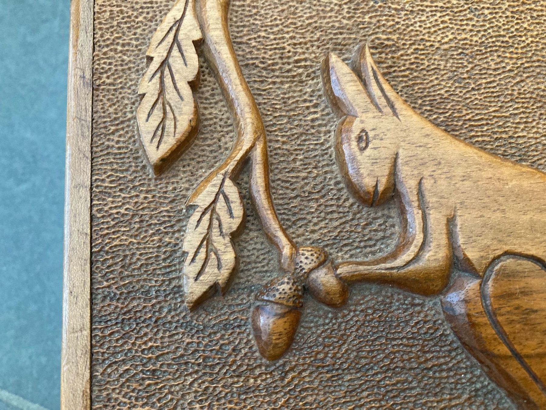 Portagioie: Wunderschön geschnitzte Holzschatulle mit Eichhörnchen-Motiv – Usato da Zürich venduto da kostbares 1
