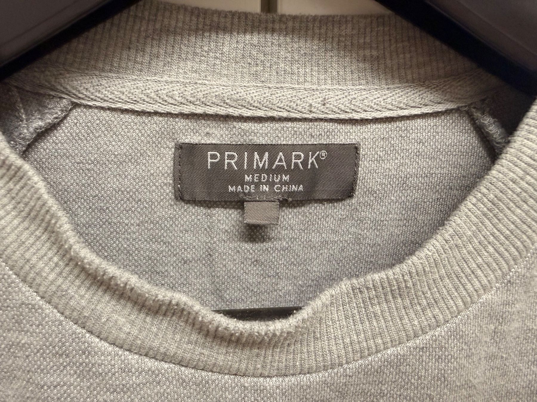 Primark Pullover & Sweatshirts: Pullover Primark grau mit Schulterdetails Grösse M – Gebraucht aus Zürich von celai. 1