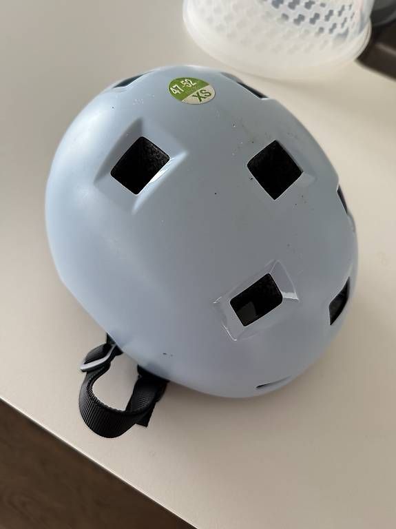 Casques: Helmet for kind – D'occasion à Dübendorf par Claudia.a.santini