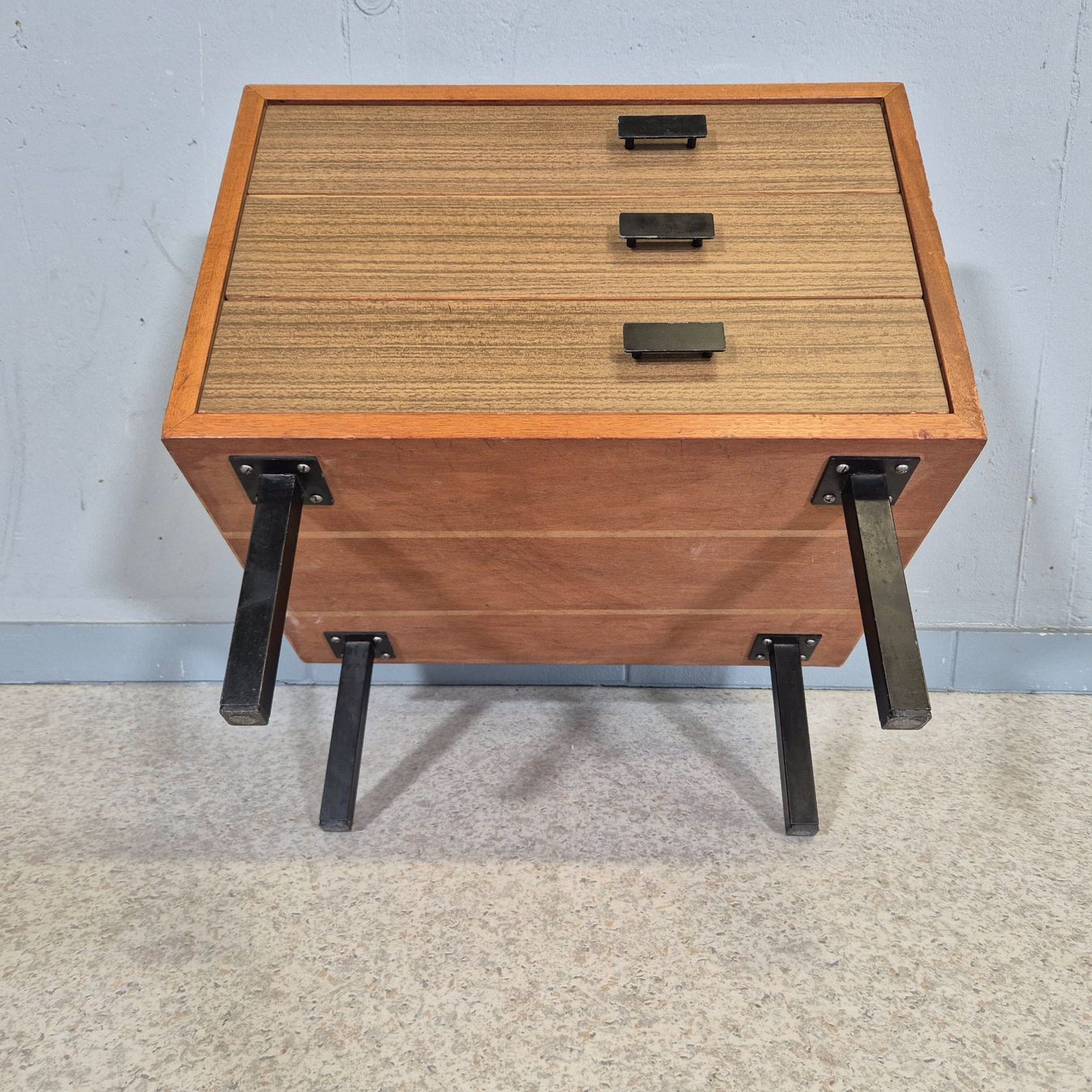 Cassettiere: 1970 Nachttisch Bedside Table Kommode Schubladenkommode – Usato da Nottwil venduto da Wondewa-Shop 3