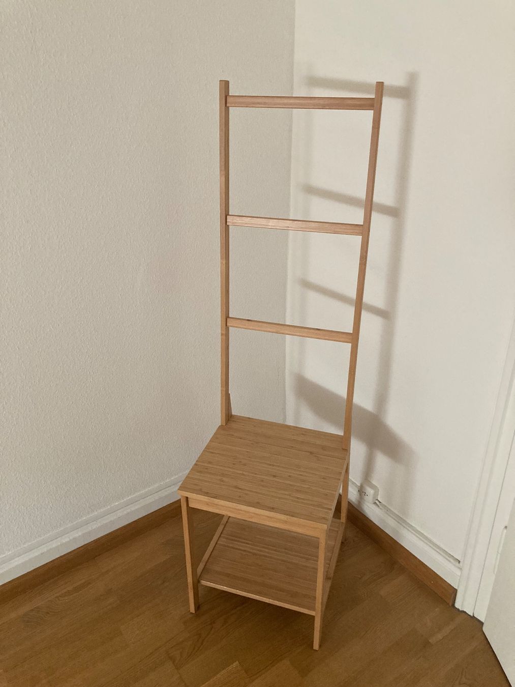Ikea Chaises: Stuhl mit Handtuchhalter – D'occasion à Birsfelden par S.Zahno