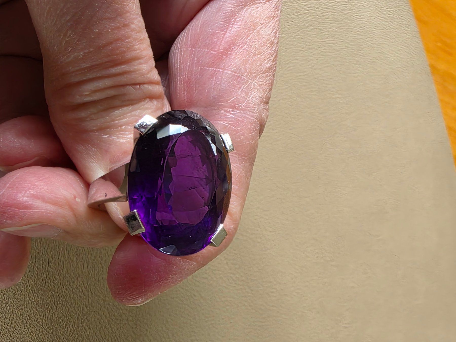 Anelli: Ring mit sehr grossem Amethyst – Usato da Langendorf venduto da munzli59