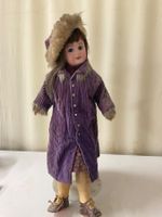 Antike Puppe in schönem Winterkleid , Länge ca. 47 cm
