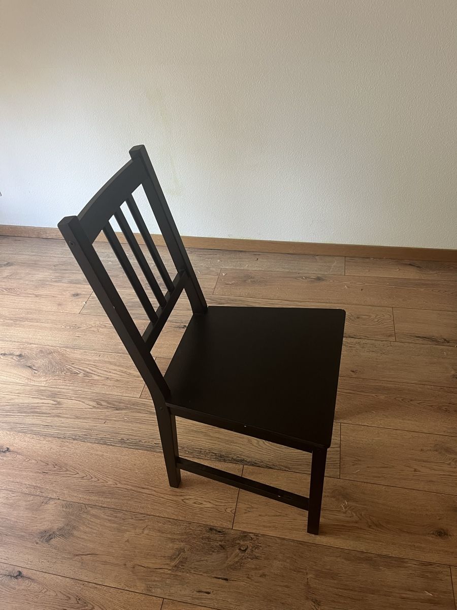Ikea Chaises: Schwarzer Stuhl Holzsitz – Neuf (Voir description) à Zürich par jaelllara